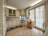 Küche mit Einbauküche und Zugang zum Wintergarten - Einfamilienhaus mit 268,00 m² in Ranstadt - Dauernheim zum Kaufen