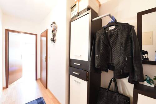 Flur mit Garderobe - Etagenwohnung mit 61,00 m&sup2; in Böblingen zur Miete