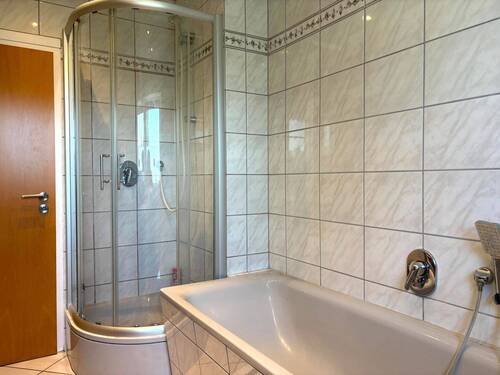 ...mit Wanne und Dusche - 