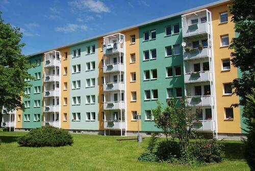 Rückansicht - Modernisierte 3-Raum-Wohnung mit Balkon