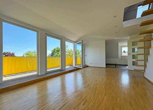 Wohnzimmer mit Zugang zum Balkon - 3 Zimmer Etagenwohnung zum Kaufen in Bad Nauheim