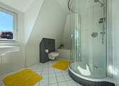 Tageslichtbad mit Dusche und Badewanne - 