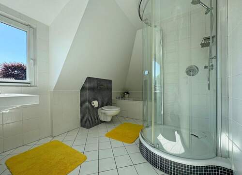 Tageslichtbad mit Dusche und Badewanne - 
