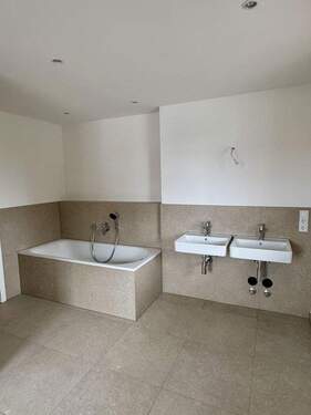 Badezimmer OG - Etagenwohnung mit 134,30 m&sup2; in Rosenheim zur Miete