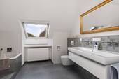 Badezimmer im Dachgeschoss (6,81m²) - 