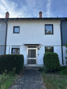 Vorderansicht Haus - Renovierungsbedürftiges Reihenhaus in Mannheim-Gartenstadt aus Erbpachtgrundstück von privat