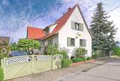 Haus Vorderansicht - Landhausflair trifft Wohnkomfort - Perfekt für Familien