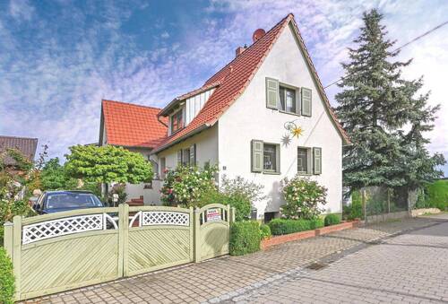 Haus Vorderansicht - Landhausflair trifft Wohnkomfort - Perfekt für Familien