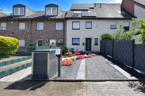 Stellplatz mit Wallbox vor dem Haus - 5 Zimmer Reihenmittelhaus zum Kaufen in Neukirchen-Vluyn