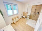 Bad mit ebener Dusche - 