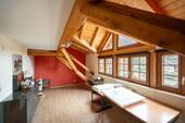 Zimmer im Dachgeschoss mit Sichtbalken - 