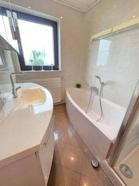 1. OG Tageslichtbad mit Badewanne & Dusche (1) #105643 - 