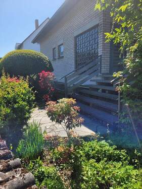 Straßenansicht - Gemütliches Wohnhaus mit schönem Garten