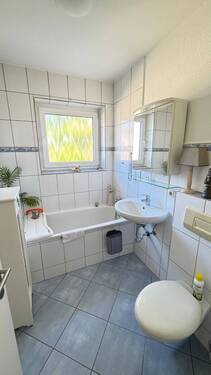 Badezimmer mit Wanne - 