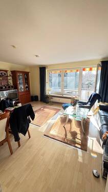 Wohnzimmer mit Balkon - 