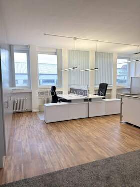  Großraumbüro - Büro mit 280,00 m&sup2; in Bodenheim zur Miete