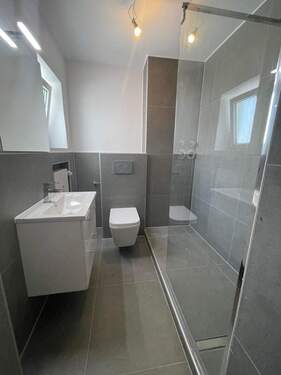 Badezimmer mit Dusche - 