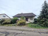 Vorderansicht - Naturnahes Wohnen: Modernisierungsbedürftiges Einfamilienhaus in guter Lage von Bürstadt-Bobstadt