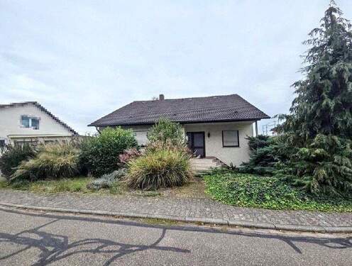 Vorderansicht - Naturnahes Wohnen: Modernisierungsbedürftiges Einfamilienhaus in guter Lage von Bürstadt-Bobstadt