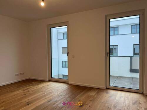 Mit Zugang zum Balkon: das Schlafzimmer - 2 Zimmer Etagenwohnung zum Kaufen in Wolfsburg