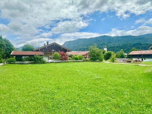 Das Grundstück - Sonniges Baugrundstück am Fuße der Kampenwand mit traumhaftem Bergblick