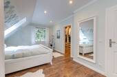 Schlafzimmer mit begehbarem Kleiderschrank - 