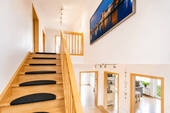 Diele mit Treppenaufgang - 