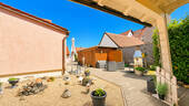 Vorgarten mit Carport und Kamin - 5 Zimmer Einfamilienhaus in Neutraubling