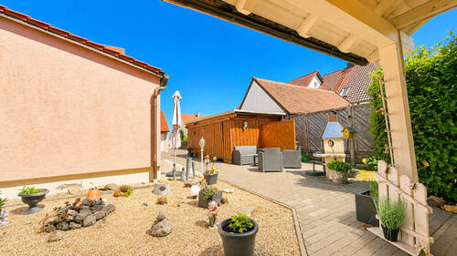 Vorgarten mit Carport und Kamin - 5 Zimmer Einfamilienhaus in Neutraubling