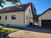 Frontansicht mit Einfahrt - Traumhaus mit Sauna, Garten & 7 Zimmern - 200 m² in ruhiger Lage