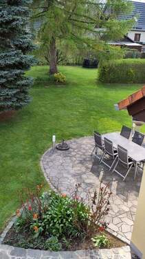 Blick vom Balkon zur Terrasse - 