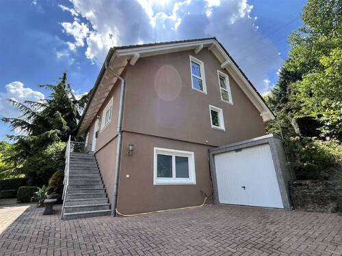 Bild1 - Freistehendes Einfamilienhaus mit Garage, Hof und großem Garten - ideal für Familien!