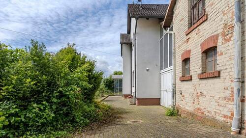 Zugang zum Haus- Seitenansicht - 4 Zimmer Einfamilienhaus zum Kaufen in Gründau