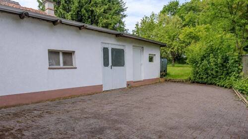 Seitlicher Zugang zu Garten und Nebenräumen - 4 Zimmer Einfamilienhaus in Gründau