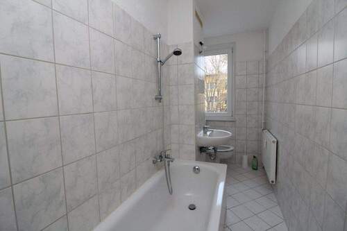 Badezimmer - Etagenwohnung mit 46,80 m&sup2; in Bernburg (Saale) zur Miete