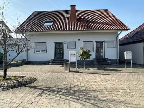 Haus Frontseite- Eingang links - Haus mit Komfort GartenSaunaGaragePhotovoltaik