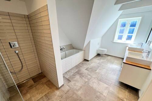 En-Suite-Bad mit Badewanne und Dusche - 