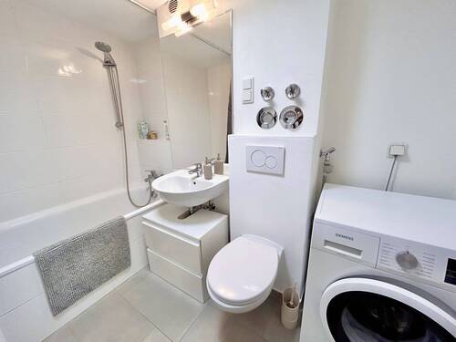 Bad mit Wanne und Waschmaschine - 