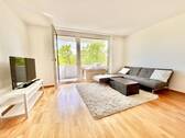 Wohnzimmer mit Balkon - 3 Zimmer Etagenwohnung zum Kaufen in München