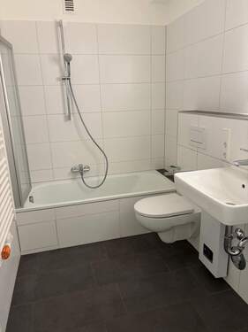 Bad mit Wanne - Sanierte und geräumige 2-Zimmer-Wohnung mit Balkon - Stadtteil Rennweg