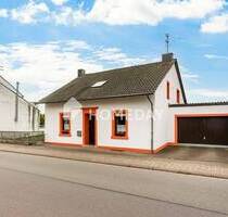 Hier wohnt, wer das Echte schätzt: charmantes EFH mit Einliegerwohnung, großem Garten und Garage - Merzig - Besseringen