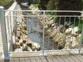 Brücke über den Bach zum Garten - 