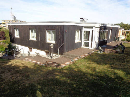 Hausansicht vom Garten - NEUER PREIS! Wertheim- Wartberg mit Fernblick: gepflegter Bungalow mit drei Garagen