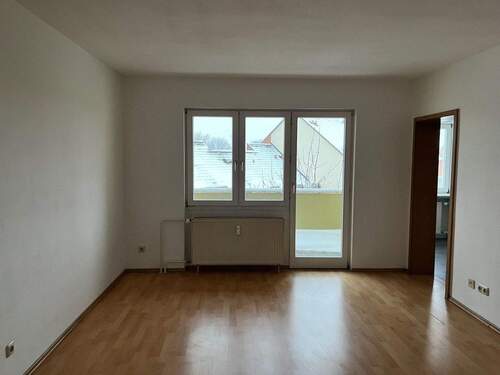Ansicht Wohnzimmer mit Laminatboden und Zutritt zum Balkon.jpg - 3 Zimmer Etagenwohnung in Baunatal