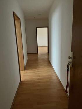 Blick in den Flur mit Laminatboden.jpg - Etagenwohnung mit 80,20 m&sup2; in Baunatal zur Miete