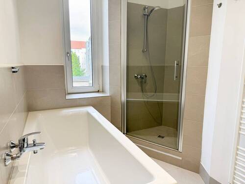 Wanne und Dusche - Etagenwohnung mit 82,60 m&sup2; in Leipzig zur Miete