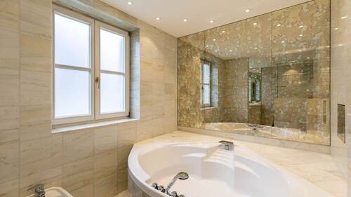 Große Eckbadewanne - 