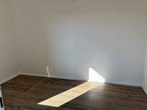 Schlafzimmer mit weiß angelegten Wänden und braunem Vinyl-Designboden in Holzoptik - 