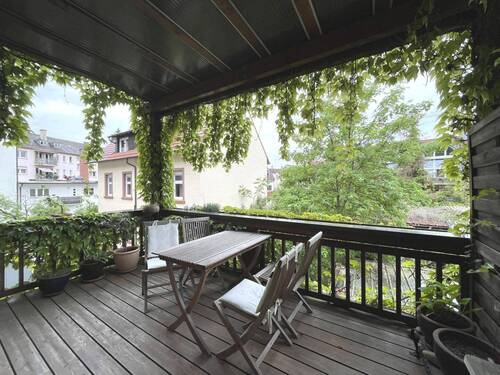 ...mit überdachtem Balkon. - 