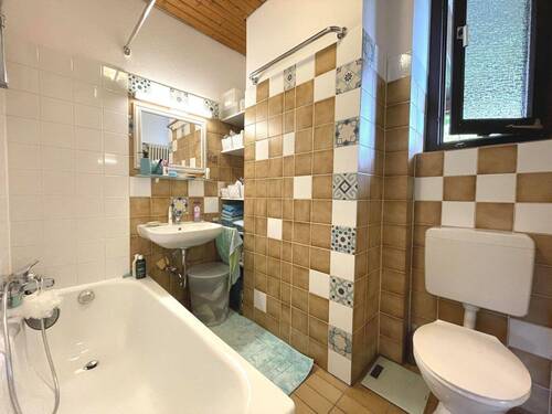 Bad mit Badewanne im 2. Obergeschoss - 